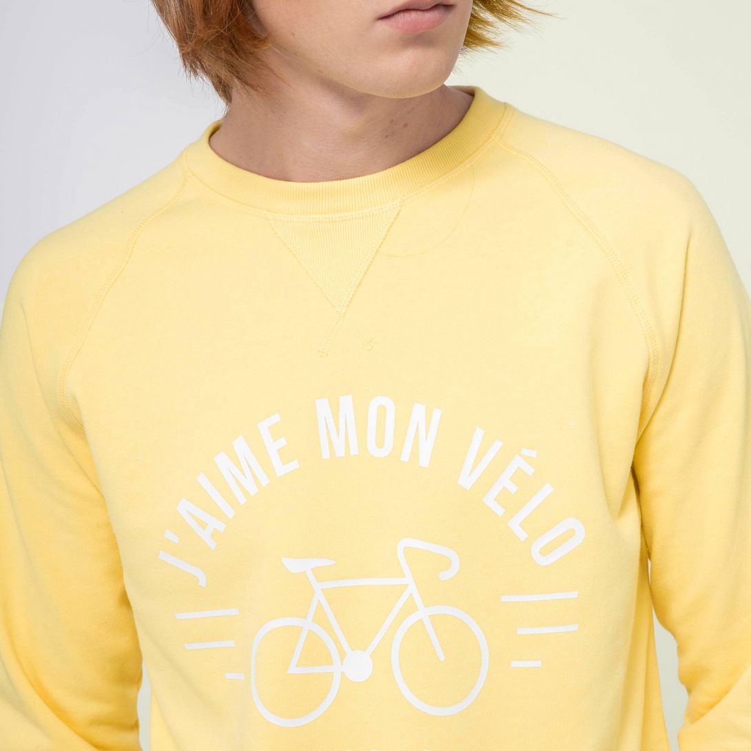 darney-sweat-col-rond-en-coton-recycle-j-aime-mon-velo-jaune-clair (3)