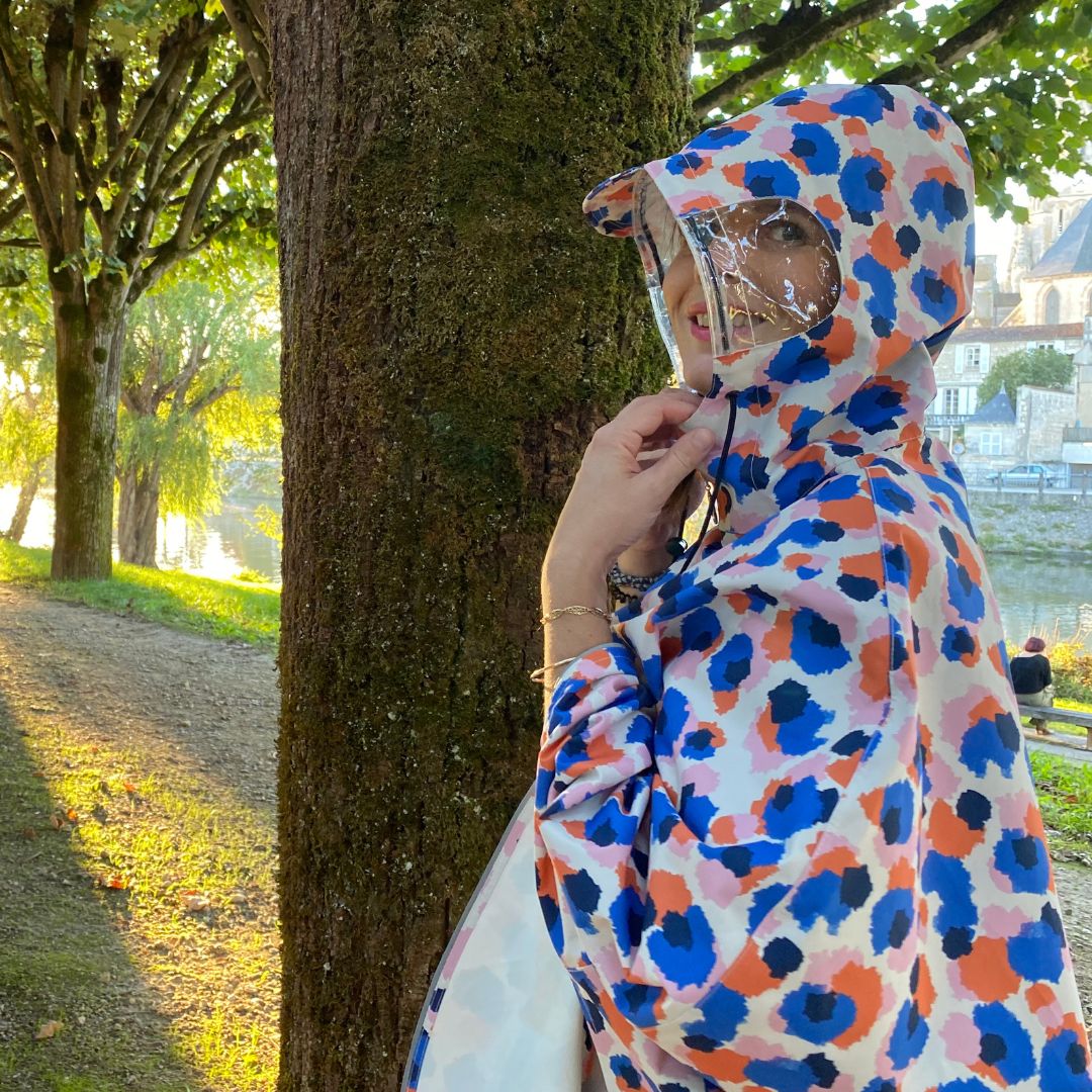 cape-pluie-originale-femme-fleurie-fleurs-velo