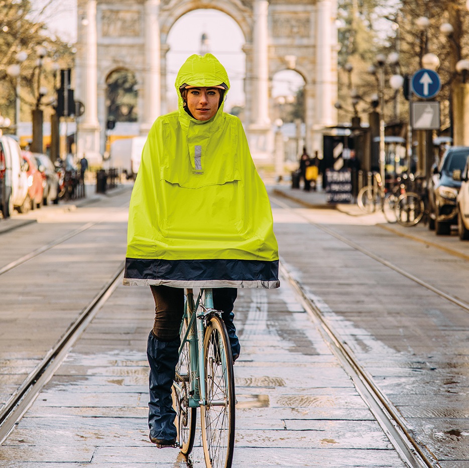 Cape de vélo anti-pluie (jaune ou autre couleur) : la valeur sûre