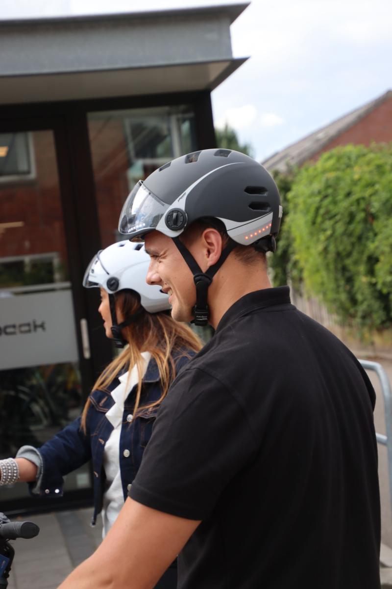 casque-velo-avec-visiere-et-lumiere-connecte-eos-phenix-helmet-porte