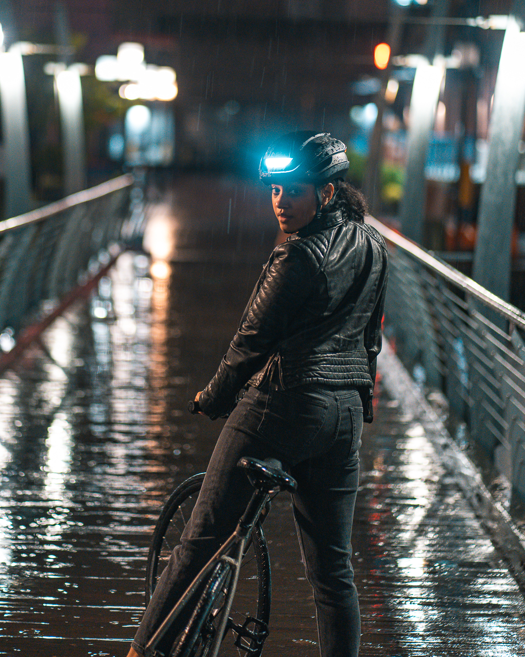 casque vélo porté lumineux éclairage avant lumos ultra noir