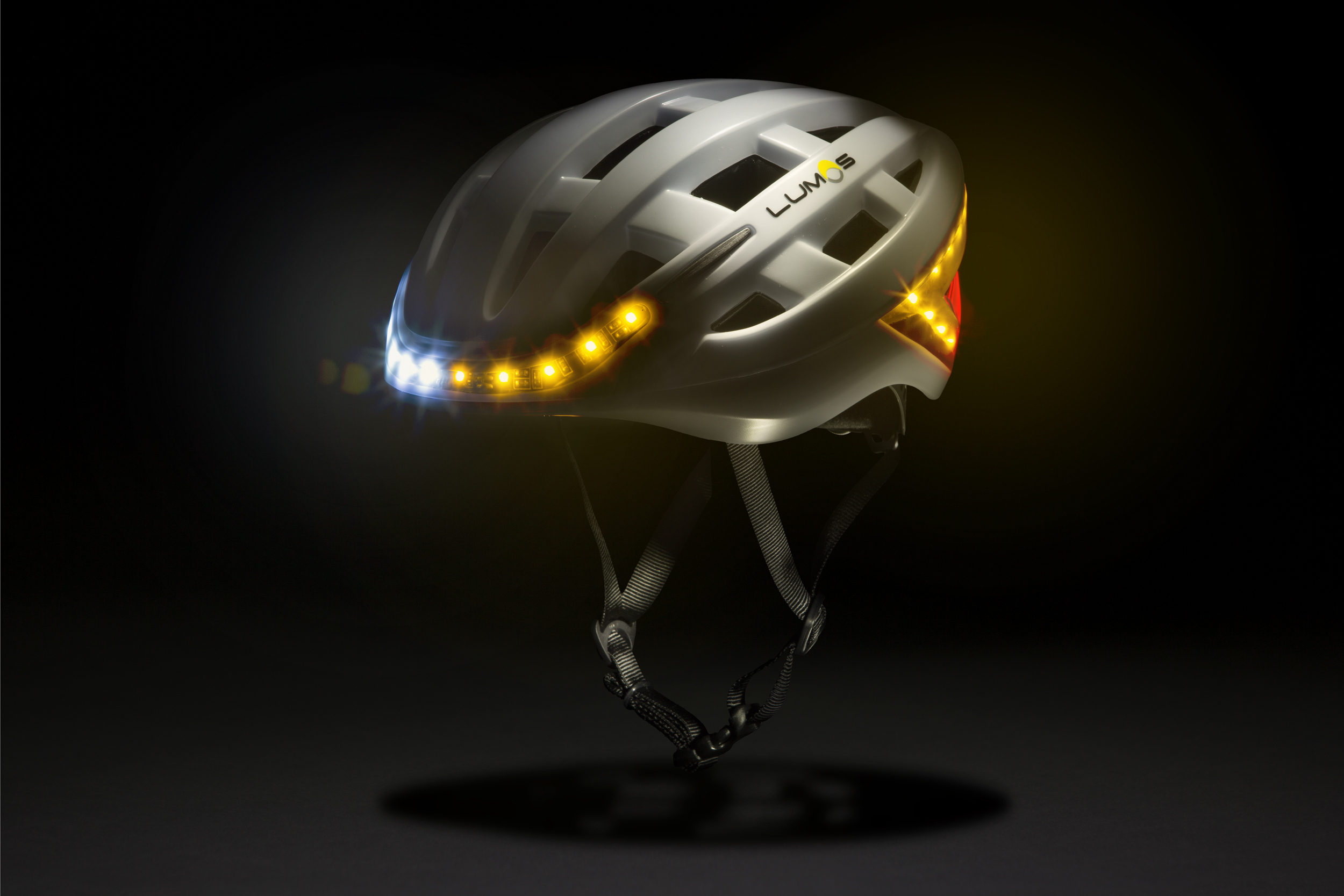 Casque vélo Lumos Kickstart blanc clignotant éclairage avant nuit