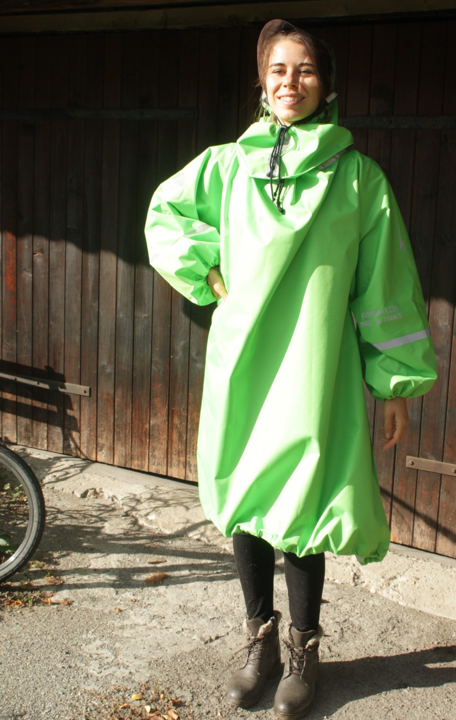 cape-de-pluie-couvrante-verte-fluo-cycliste-femme