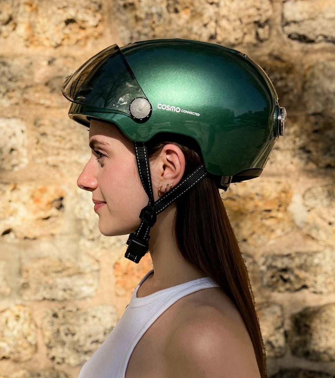 casque-velo-femme-a-visiere-avec-lumiere-cosmo-connected
