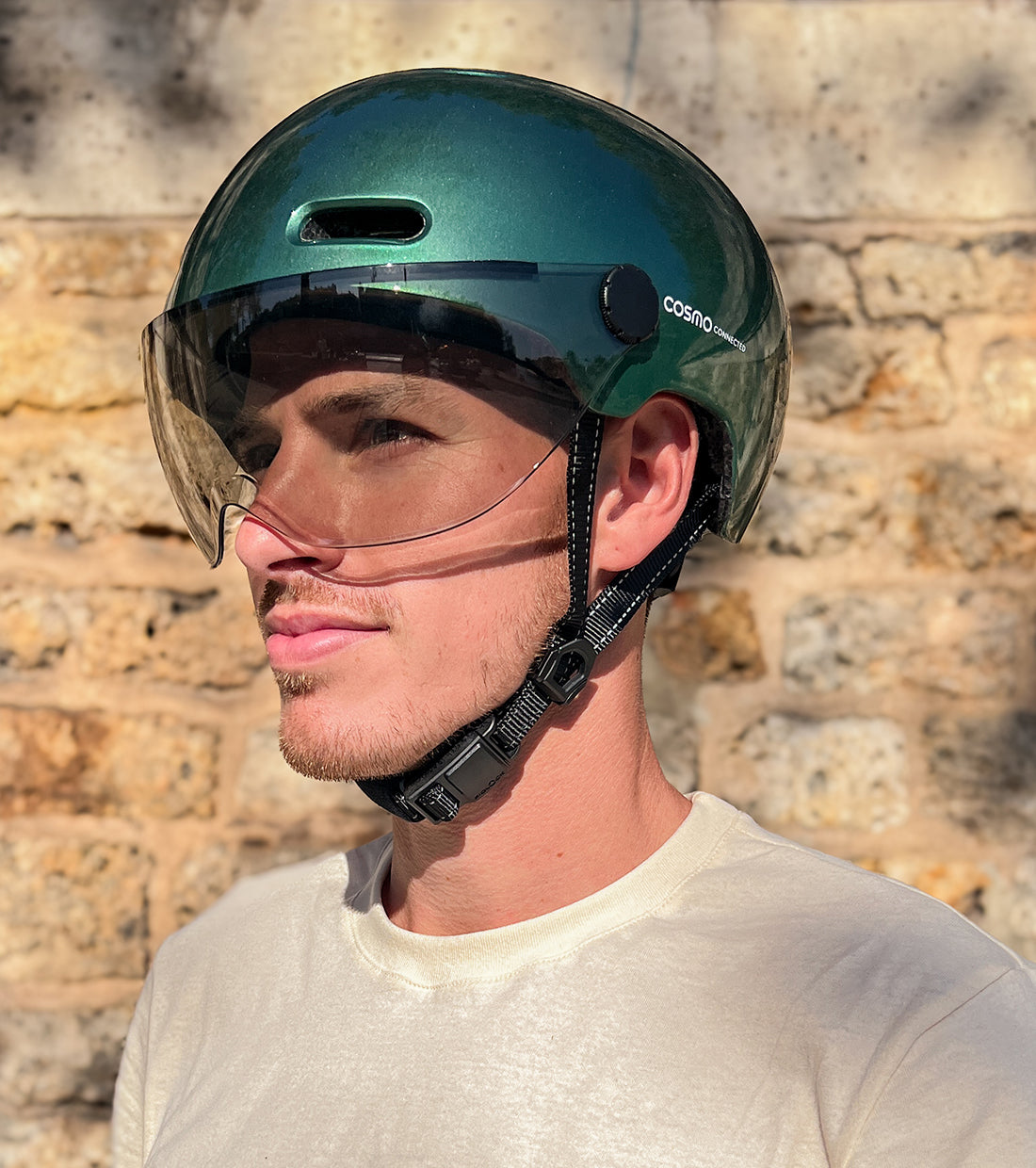 casque-velo-homme-a-visiere-avec-lumiere-cosmo-connected