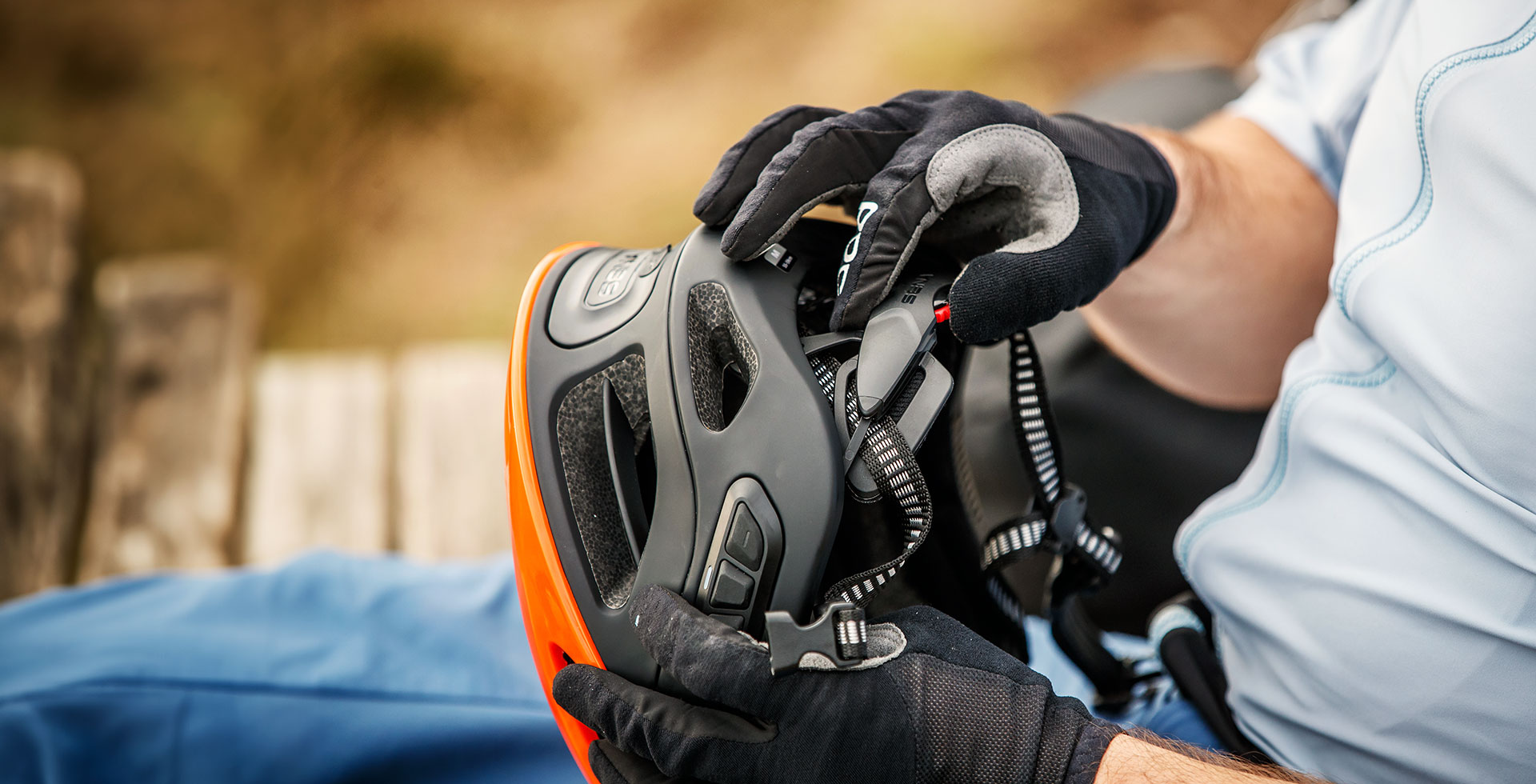 casque-sena-r1-connecte-avec-haut-parleurs-integres-avec-design-aerodynamique-et-connexion-bluetooth-technologie-intercom-compatible-avec-application-de-sport-orange