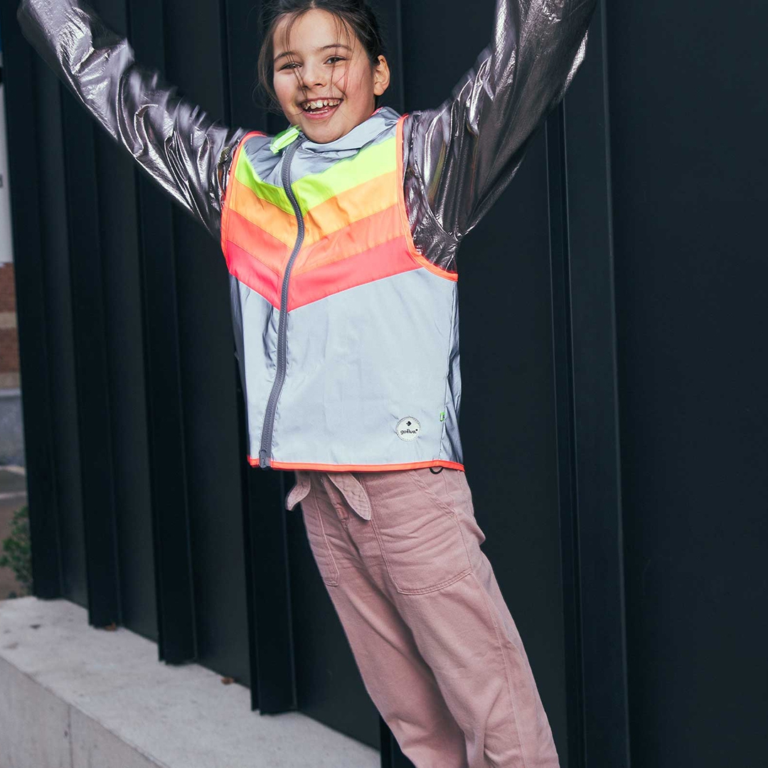 gilet-reflechissant-velo-enfant-go-fluo-darkflow-couleur-arc-en-ciel-fluorecentes-devant-derriere-avec-poche-laterale-et-ourlet-corail-fluorescent