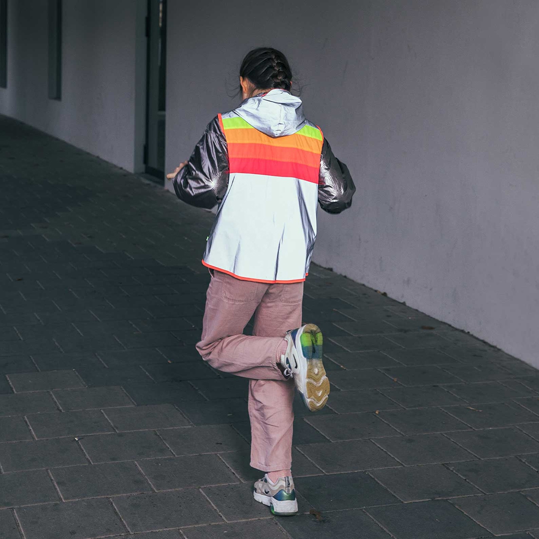 gilet-reflechissant-velo-enfant-go-fluo-darkflow-couleur-arc-en-ciel-fluorecentes-devant-derriere-avec-poche-laterale-lavable-a-30-degres