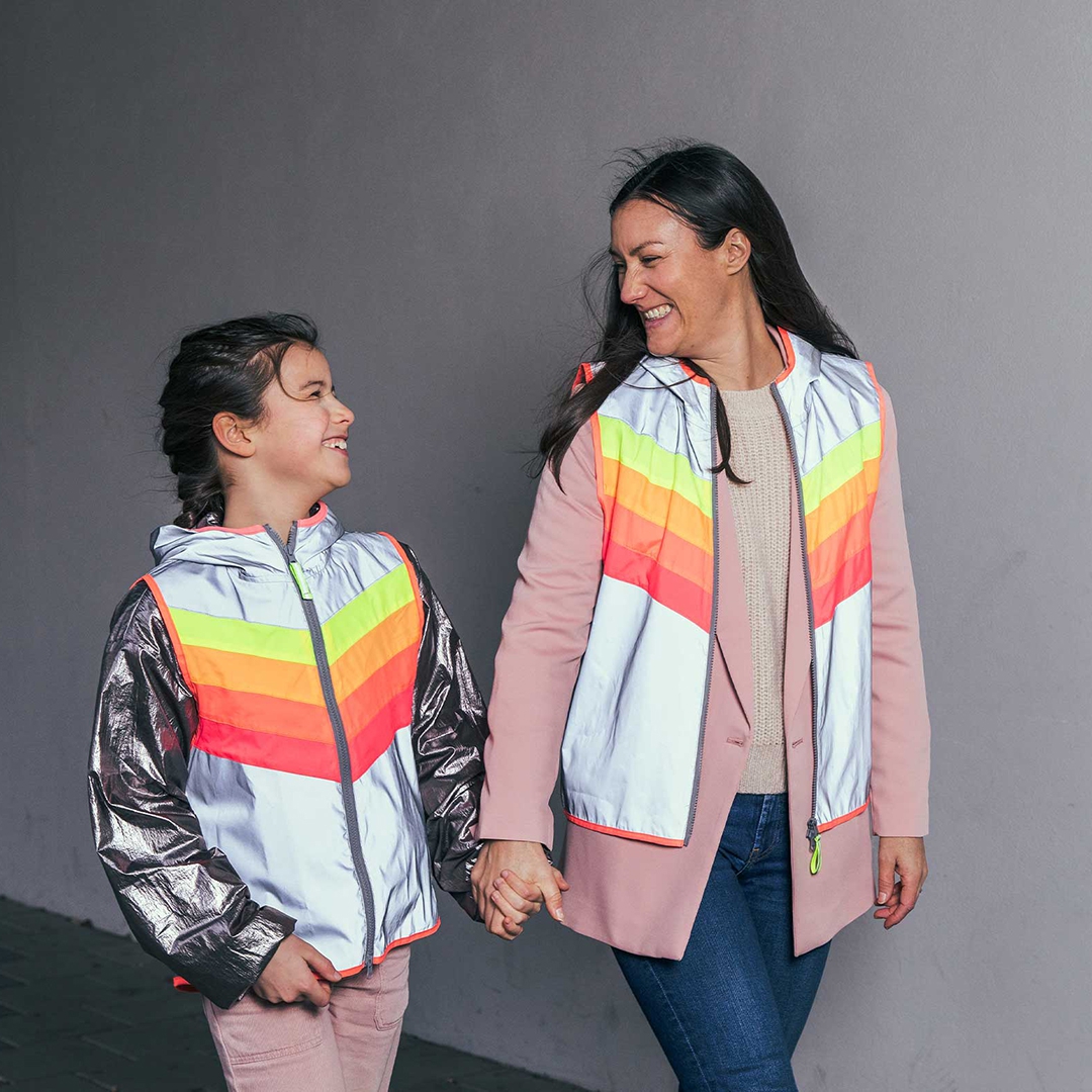 gilet-reflechissant-velo-enfant-go-fluo-darkflow-couleur-arc-en-ciel-fluorecentes-devant-derriere-avec-poche-laterale-tissu-deperlant-avec-capuche