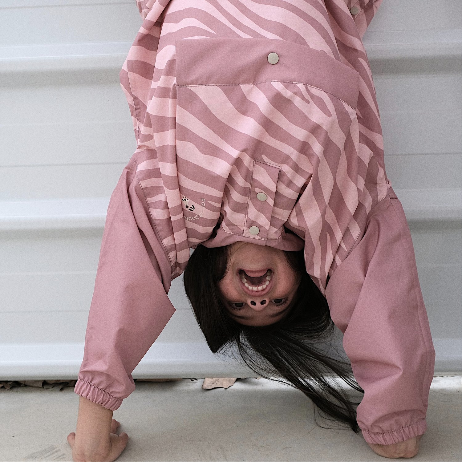 poncho-de-pluie-cape-de-pluie-poule-party-enfant-zebra-rose-impermeable-fonction-coupe-vent-ecoresponsable
