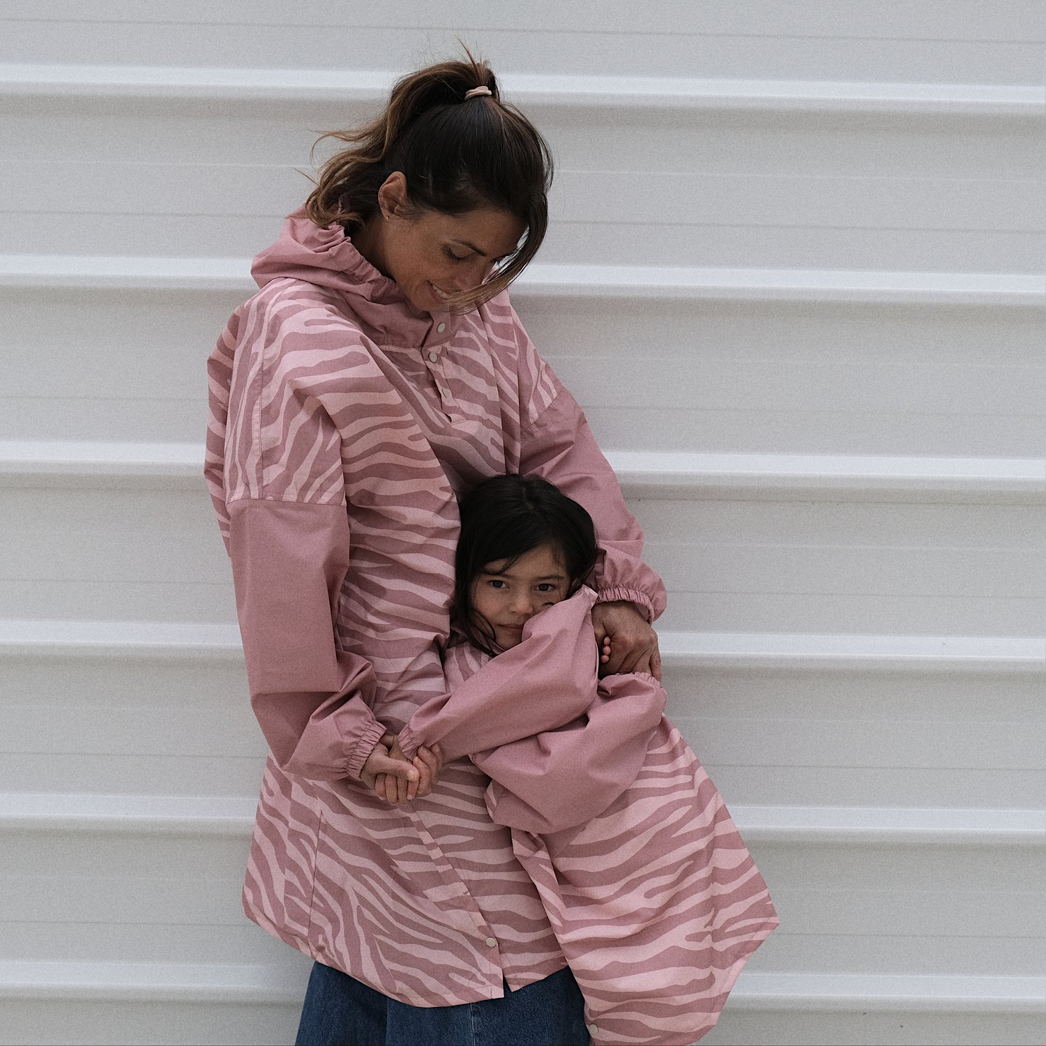 poncho-de-pluie-cape-de-pluie-poule-party-femme-zebra-rose-impermeable-fonction-coupe-vent