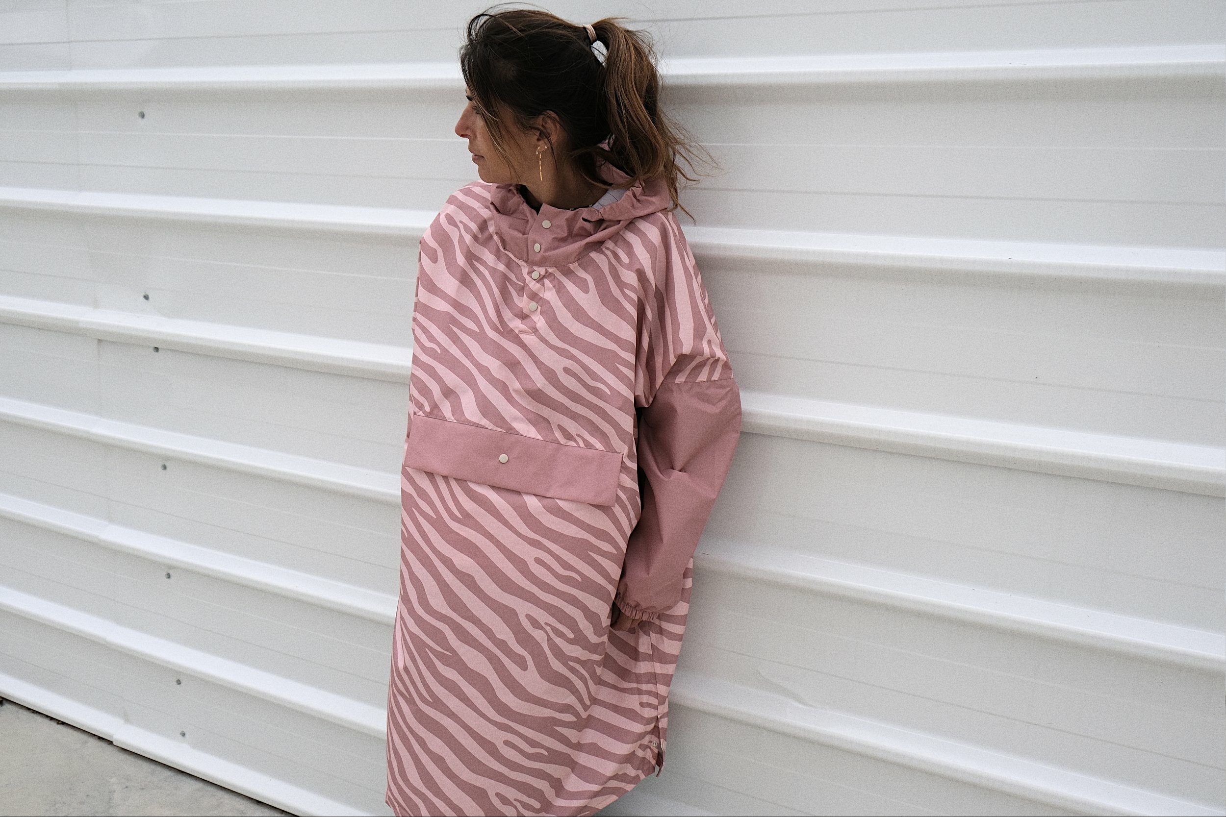 poncho-de-pluie-cape-de-pluie-poule-party-femme-zebra-rose-impermeable-fonction-coupe-vent-ecoresponsable-modele-long-avec-manches