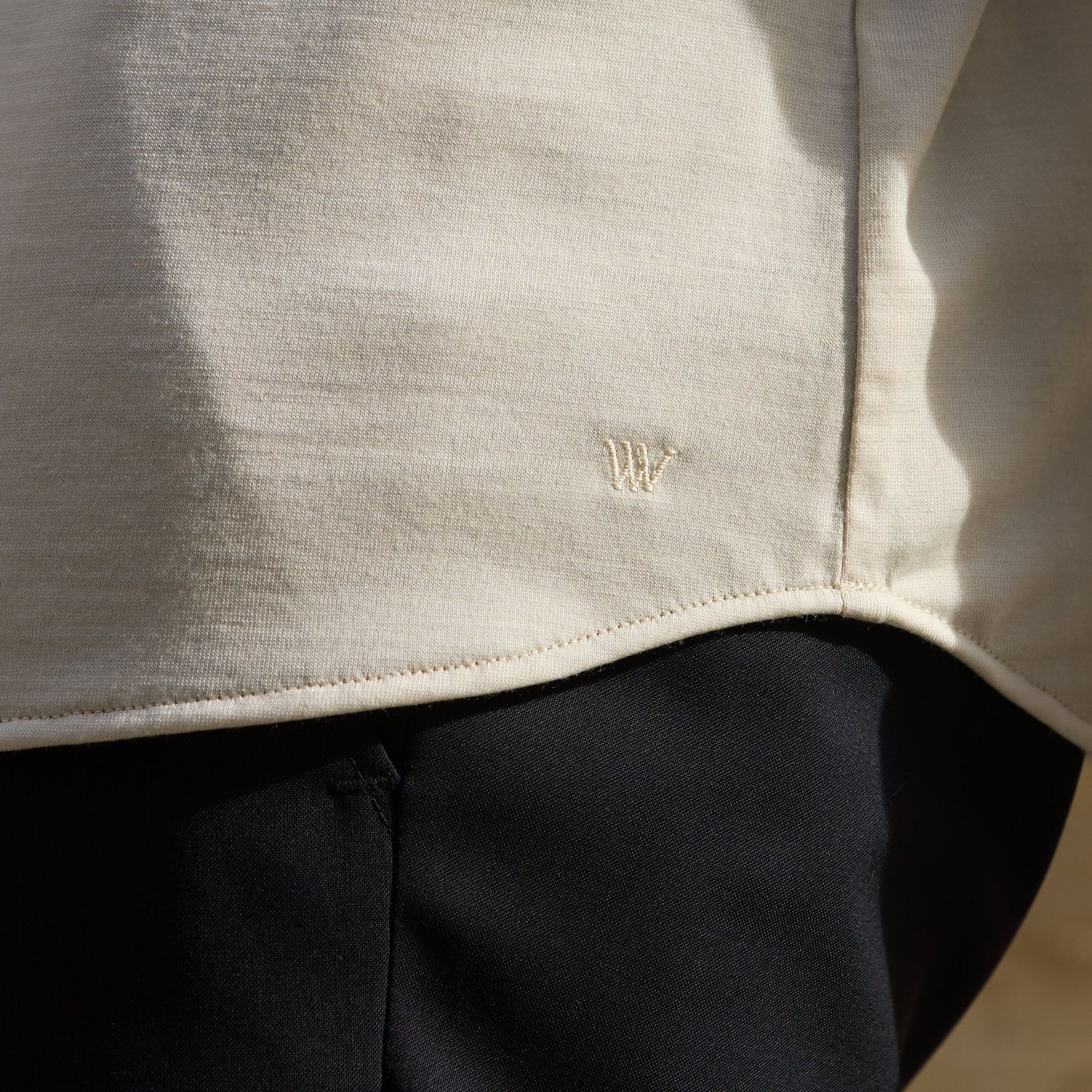 polo-en-laine-merinos-homme-velo-thermoregulant-col-italien-peu-froissable-haut-niveau-de-finition