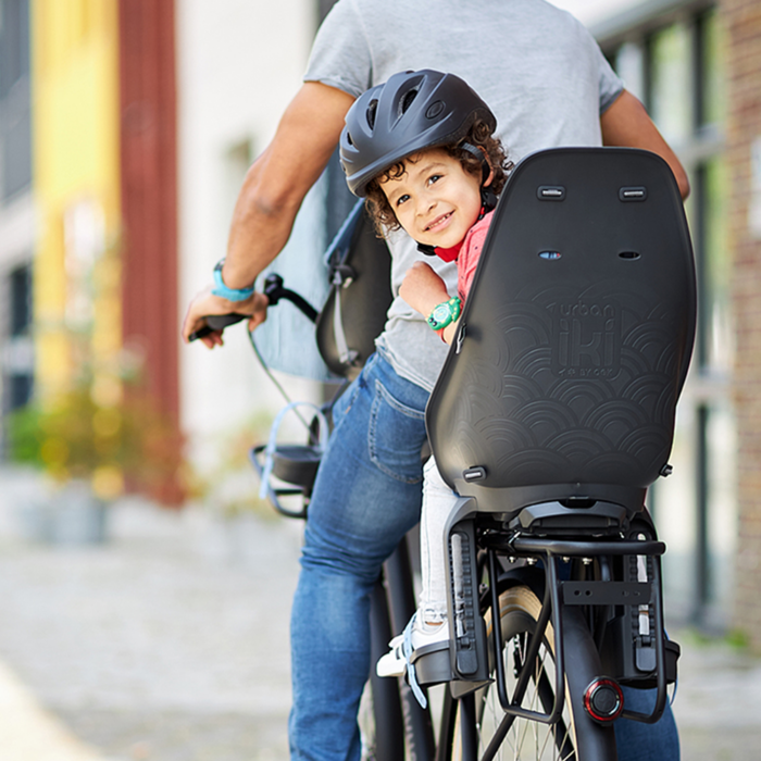casque-velo-enfant-urban-iki-s-avec-ouvertures-de-ventilation-coque-moulee-et-bouton-de-rotation-pour-securiser-noir