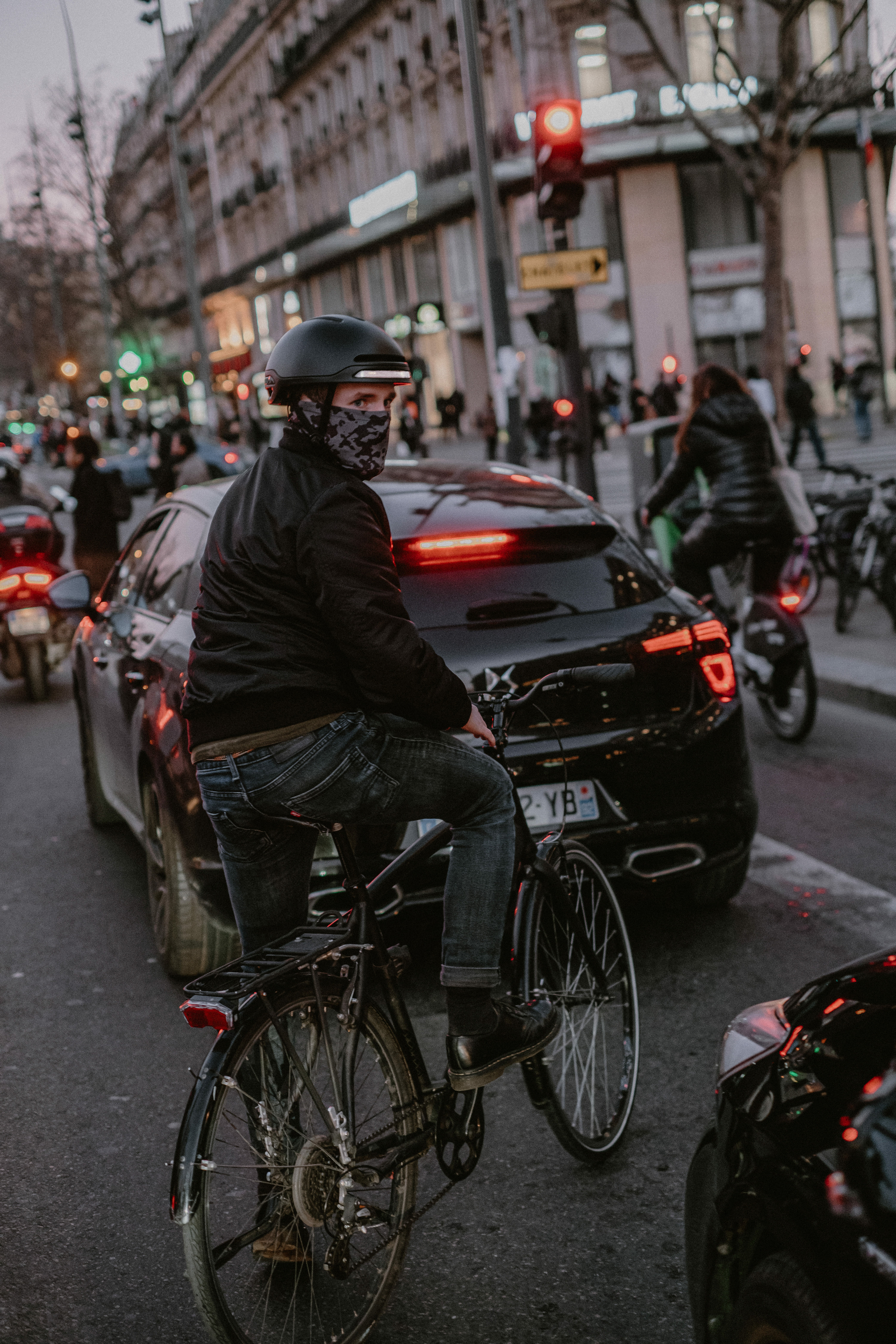 casque-gamel-helmets-urbain-avec-clignotants-intelligents-et-feu-stop-automatique-doublure-amovible-noir