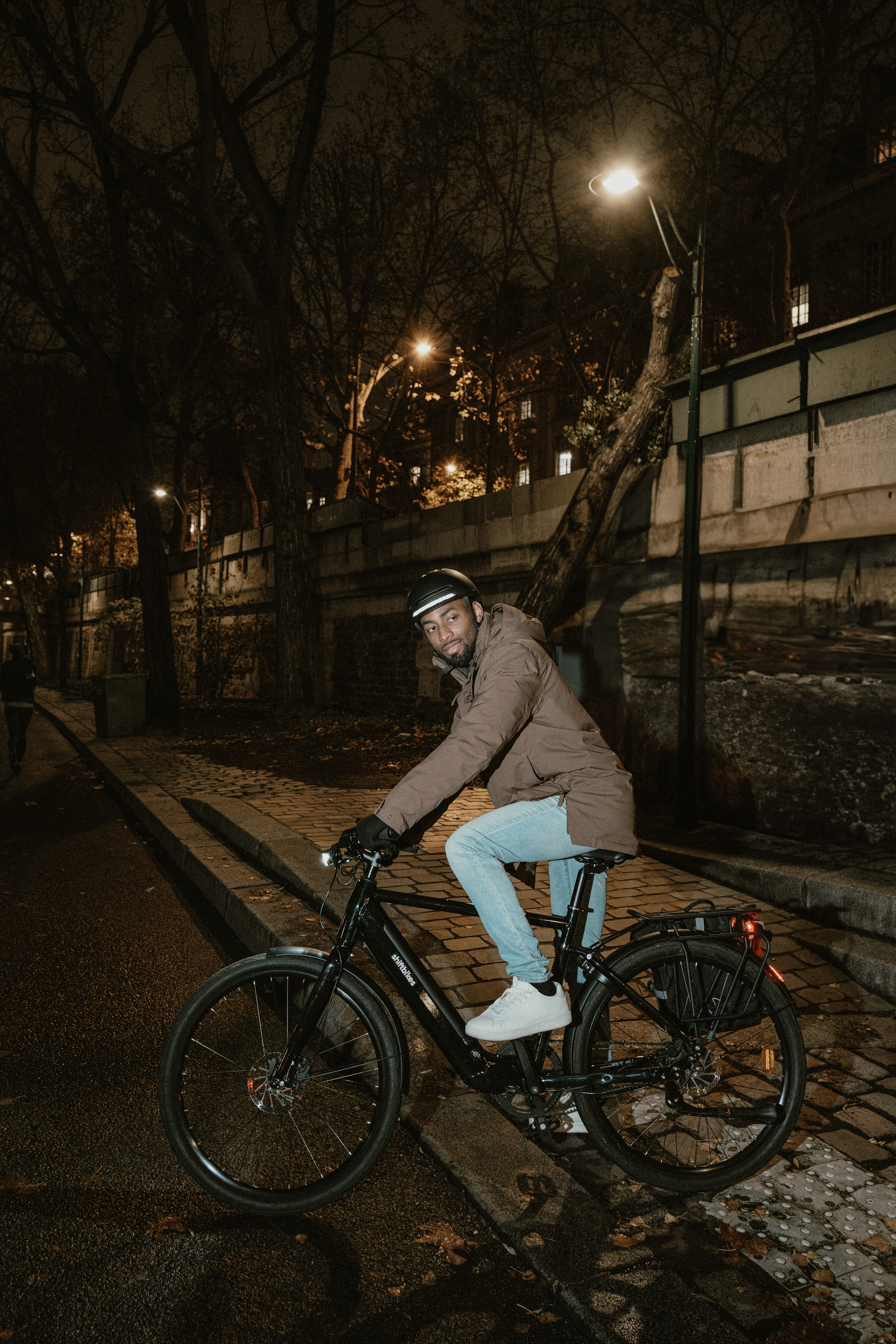 casque-gamel-helmets-urbain-avec-clignotants-intelligents-et-feu-stop-automatique-ventile-noir