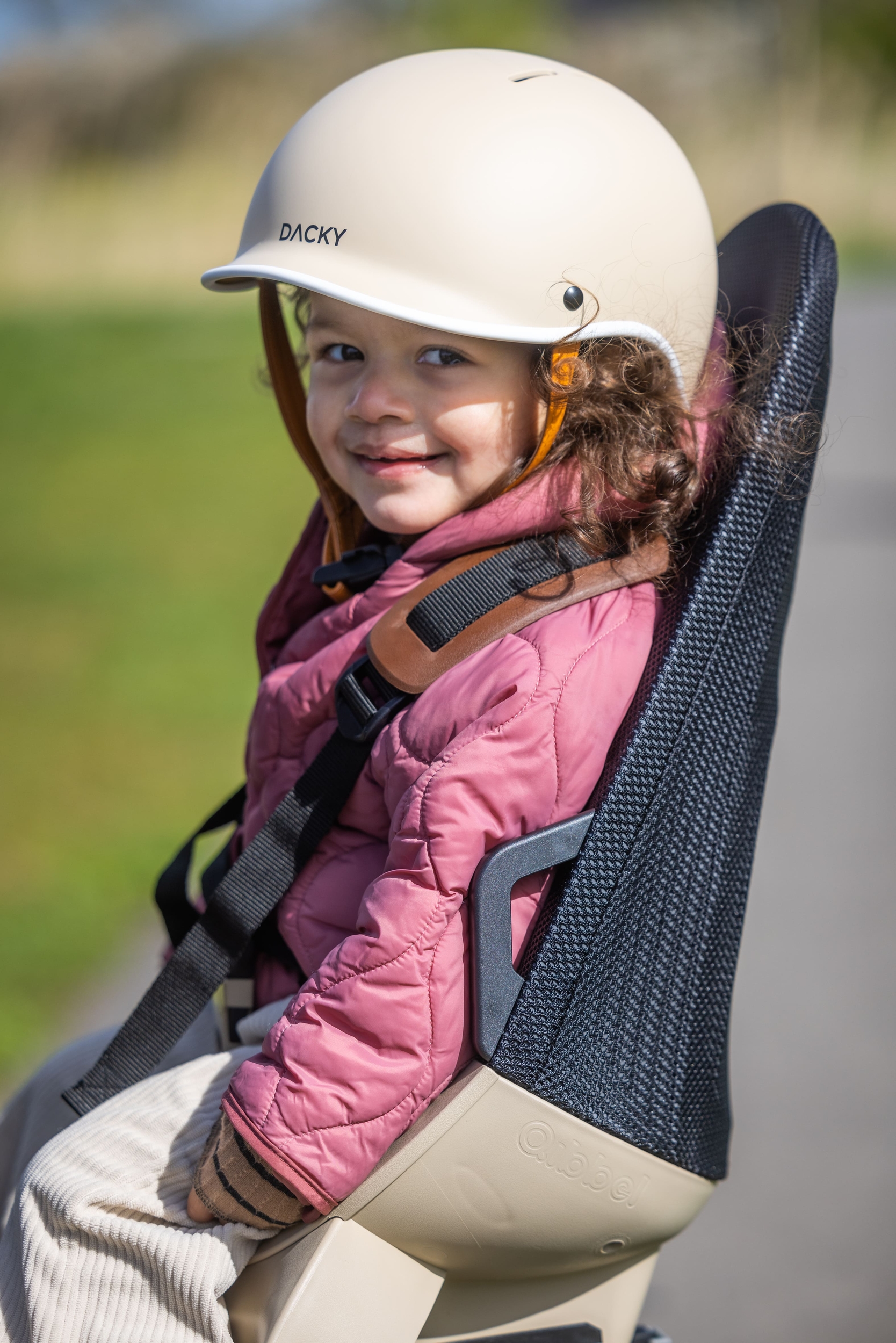 siege-velo-enfant-porte-bagage-arriere-mik-qibbel-air-ventile-et-securise-avec-harnais-creme-ultra-leger