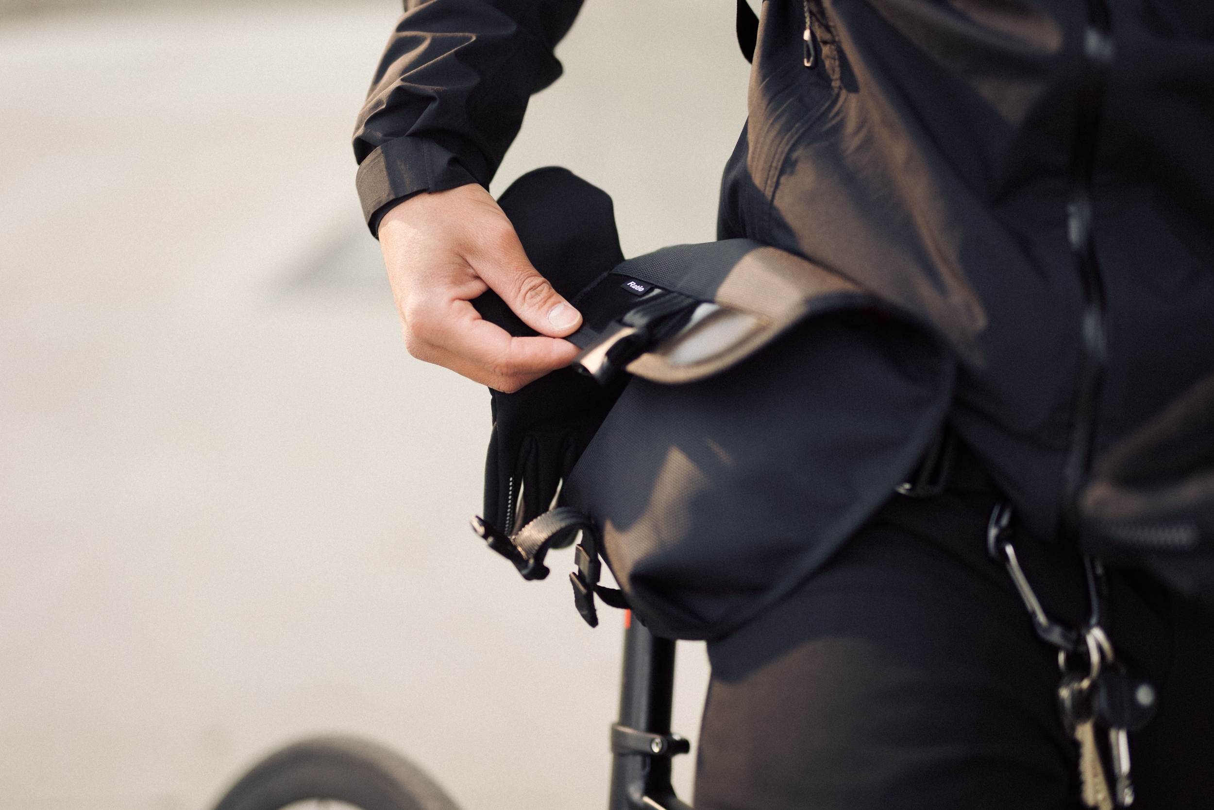 sacoche-banane-sacoche-de-guidon-velo-ratio-u-lock-a-clip-avec-bouton-clip-toile-nylon-noir