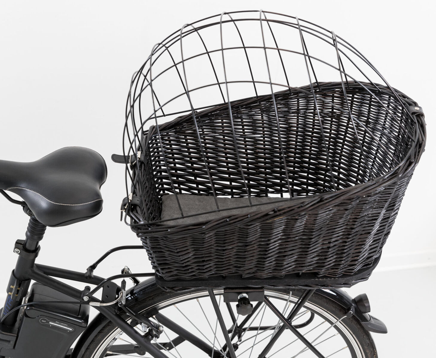 panier-de-transport-arriere-pour-porte-bagage-velo-chien-trixie-en-osier