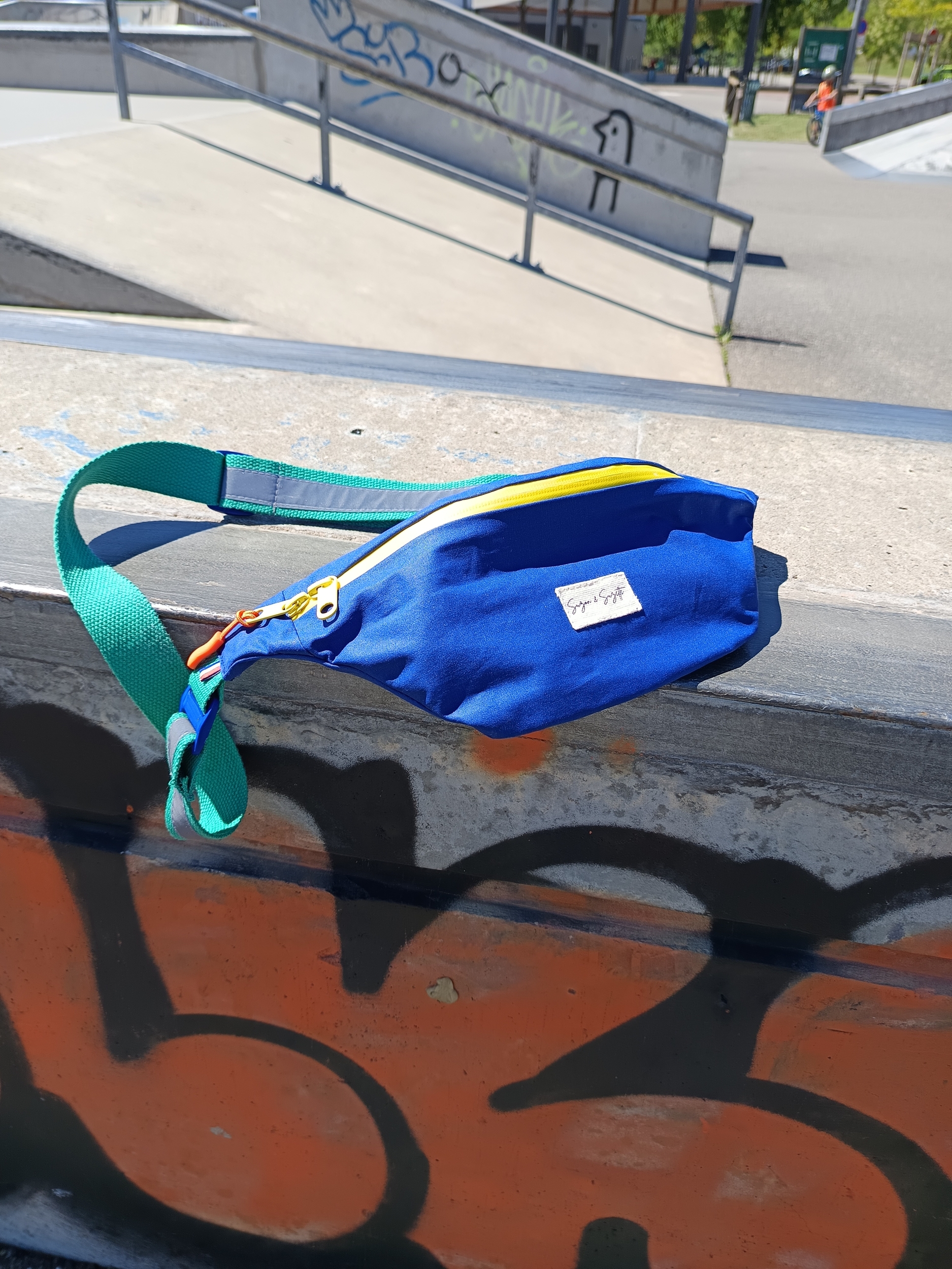 sac-a-main-banane-velo-a-bandouliere-suzon-et-suzette-fermeture-zippee-multicolore
