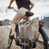 sacoche-velo-arriere-clipsable-un-cote-porte-bagage-basil-grise