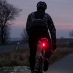 feu-arriere-velo-nuit-route-campagne-puissant