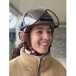 casque-cgm-bronze-porte-par-femme-cycliste