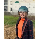 casque-velo-jet-vintage-avec-visiere-jeune-femme