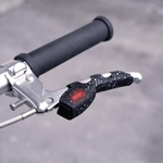 eclairage-de-velo-clignotant-sur-casque