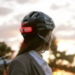 lumiere-led-rouge-casque-velo-derriere