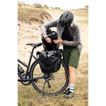 sac-clipsable-sur-sacoche-porte-bagage-velo-orlieb