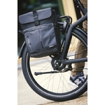 sacoche-velo-basil-studs-sur-porte-bagage-arriere