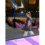 poncho-petite-fille-skate-park