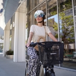 casque-avec-visiere-de-protection-femme-a-velo