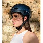 casque-cosmo-connected-bleu-fonce-porte-femme