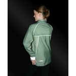 veste-ultra-legere-velo-impermeable-respirante-sauge-vert-femme-dos-details-reflechissants-nuit