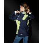 veste-sport-outdoor-jaune-bleue-marine-ultra-legere-respirante-details-reflechissants-femme-dos