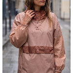 Poncho de pluie Poule Party Brown Blush porté
