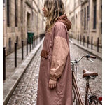Détail du poncho long Poule Party Brown Blush