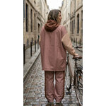 Poncho court Poule Party Brown Blush porté avec le pantalon