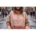 Détail du poncho Poule Party Brown Blush