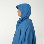 cape-de-pluie-de-couleur-bleue-portee-par-cycliste-femme