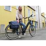 petite-sacoche-double-bleu-sur-velo-cycliste-femme