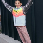 gilet-reflechissant-velo-enfant-go-fluo-darkflow-couleur-arc-en-ciel-fluorecentes-devant-derriere-avec-poche-laterale-et-ourlet-corail-fluorescent