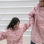 poncho-de-pluie-cape-de-pluie-poule-party-enfant-zebra-rose-impermeable-fonction-coupe-vent-ecoresponsable-modele-long-avec-manches