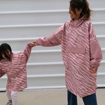 poncho-de-pluie-cape-de-pluie-poule-party-femme-zebra-rose-impermeable-fonction-coupe-vent-ecoresponsable