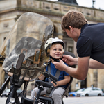casque-velo-enfant-urban-iki-s-avec-ouvertures-de-ventilation-coque-moulee-et-bouton-de-rotation-pour-securiser
