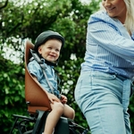 casque-velo-enfant-urban-iki-s-avec-ouvertures-de-ventilation-et-coque-moulee-noir