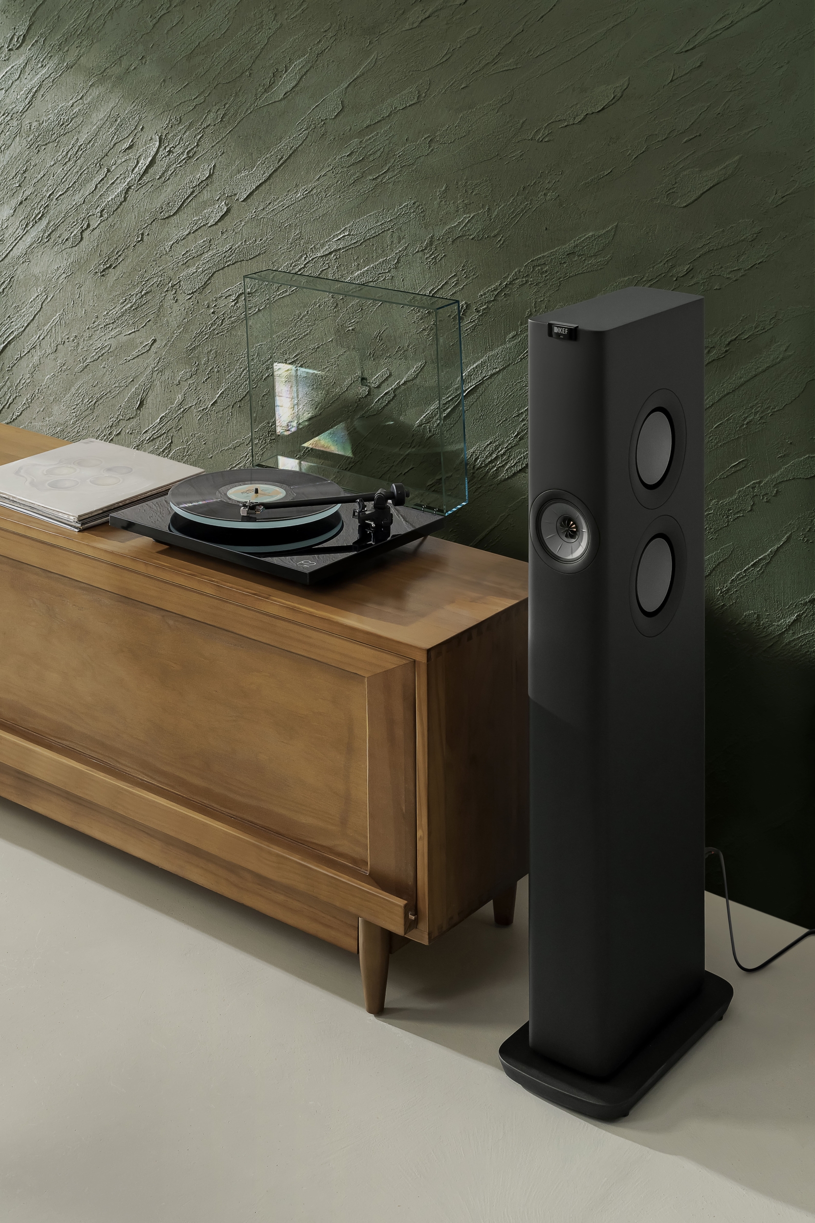 KEF_LS60 Wireless_Carbon Black_music_1 (1)