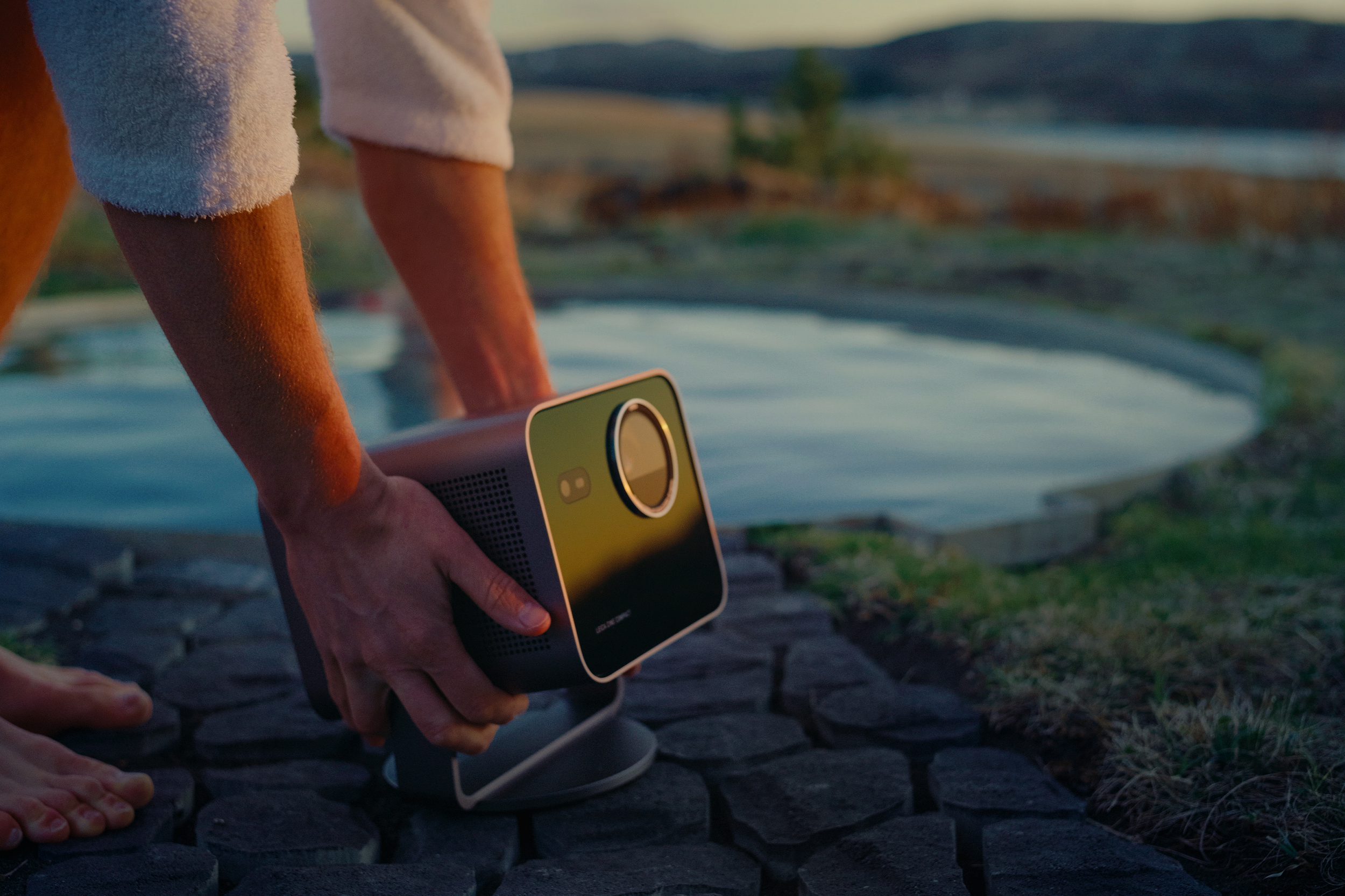 Ambient_Compact_Projector-put-down_3840x2560px